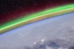 俄宇航员太空拍下北极光,银河仿佛置身于